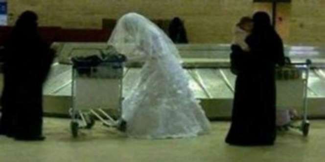 Lihat Calon Istri Turun dari Pesawat, Pengantin Pria Kabur