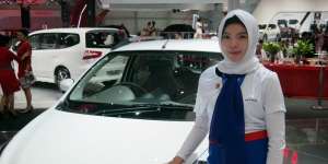 Anggunnya SPG Berhijab di GIIAS 2016