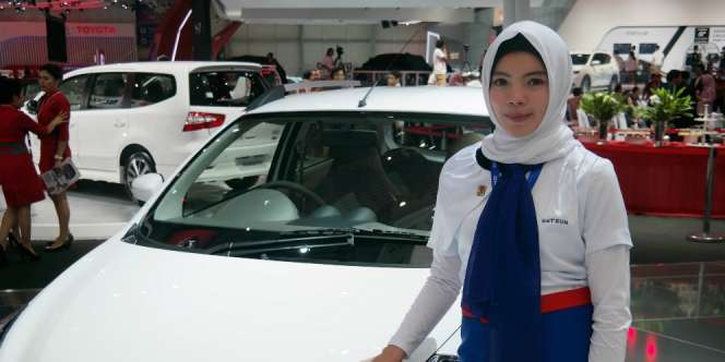 Anggunnya SPG Berhijab di GIIAS 2016
