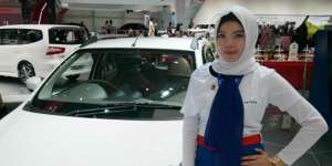 Foto Anggun dan Menawannya Sales Berhijab di GIIAS 2016