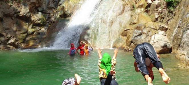 Sensasi Relaksasi di Kucuran Air Terjun 'Raksasa' Wero