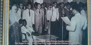 Muslimah Berhijab Syar'i Era Soekarno yang Tertangkap Kamera