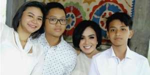 Yuni Shara Bikin Warung `Cari Uang` di Atas Truk