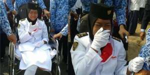 Haru, Kaki Diamputasi, Paskibra Ini Tetap Semangat Upacara