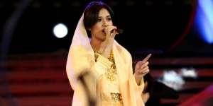 Anggunnya Raisa Berkebaya Hitam Penuh Payet