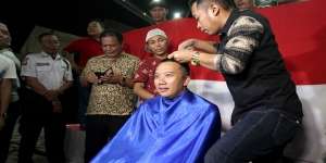 Raih Emas Olimpiade, Menpora Tunaikan Nazar Cukur Rambut
