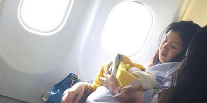 Lahir di Pesawat, Bayi Ini Gratis Terbang Seumur Hidup