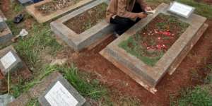 Inilah Bahaya Duduk di Atas Kuburan
