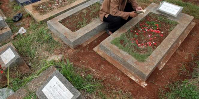 Inilah Bahaya Duduk di Atas Kuburan