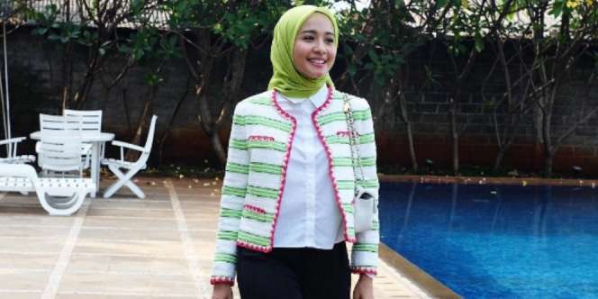 LCB: Tips Padukan Warna Netral Pada Blazer