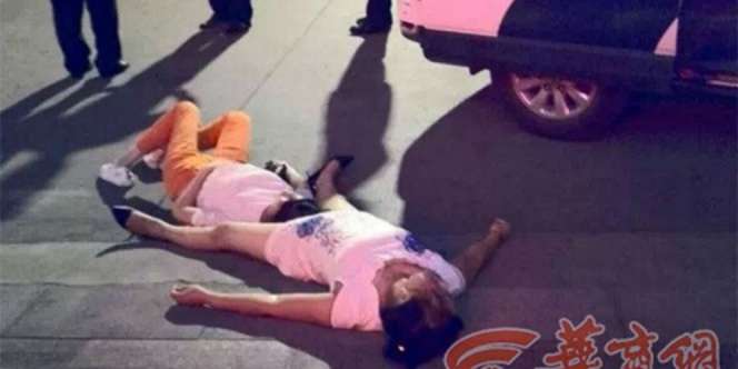 Bertengkar 8 Jam di Jalan, 2 Cewek Ini Sama-sama Pingsan