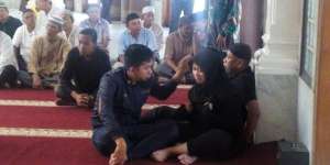 Tukul Terpukul di Samping Jenazah Istri