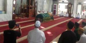 Sebelum Dikebumikan, Makam Istri Tukul Tergenang Air