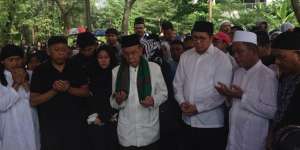 Nasihat Diam di Pemakaman Istri Tukul Arwana