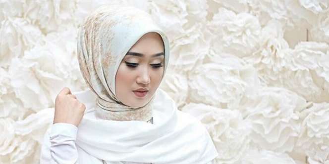 Hijab Simpel Busana Formal ala Dian Pelangi