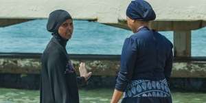 Tindakan Memalukan Polisi Larang Muslimah Pakai Burqini