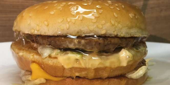 Begini Jadinya Burger Dituangi Cairan Pembuat Aki