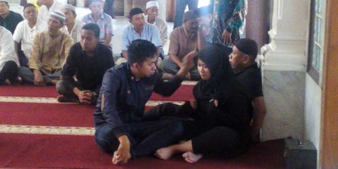 Foto Buram Pertanda Kepergian Istri Tukul?