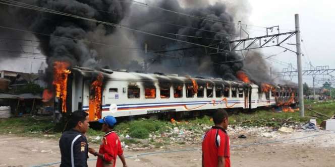 Kereta Kertajaya Terbakar di Stasiun Tanjung Priok