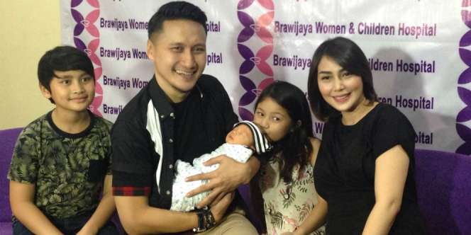 Tangis Bahagia Arie Untung Saat Azan di Telinga Putranya