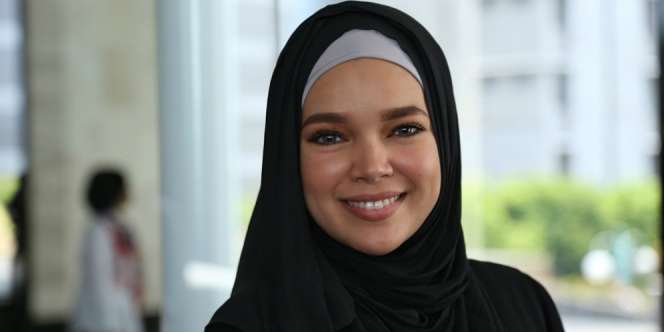 Trik Make Up Bikin Bibir Penuh Ala Dewi Sandra