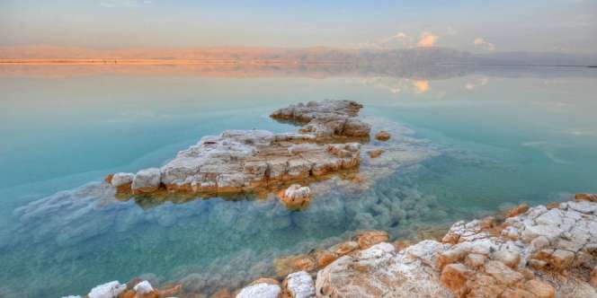 Mengejutkan, Ini Jadinya Jika Gaun Direndam di Laut Mati
