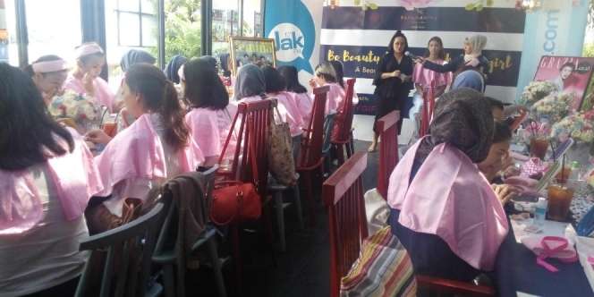 32 Perempuan Tampil Menawan Bersama BANANANINA