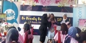 Peserta Antusias Ikuti Kelas Make Up BANANANINA