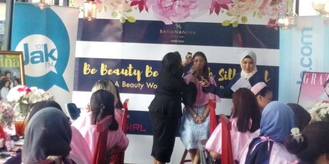 Peserta Antusias Ikuti Kelas Make Up BANANANINA