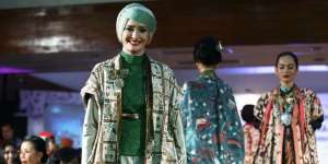 Trik Bibir Cantik Alami Ala Inneke Koesherawati