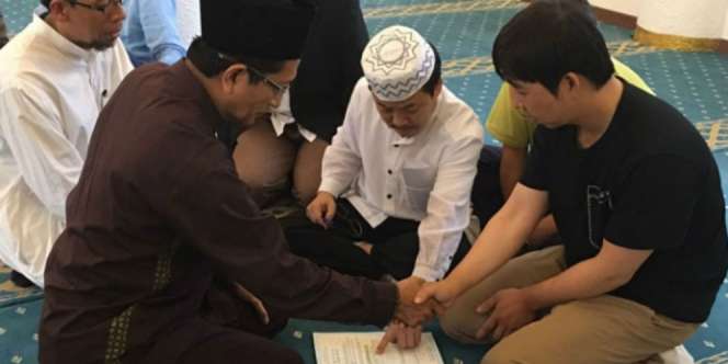 Dituntun Imam Masjid Istiqlal, Pria Korsel Peluk Islam