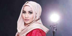 Tips Tampil Stylist di Acara Undangan ala Anniesa Hasibuan