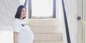 5 Gaya Fashionable Ibu Hamil Ala Chelsea Olivia