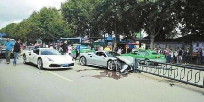 Kecelakaan Termahal, Dua Ferrari Ringsek di Tengah Jalan