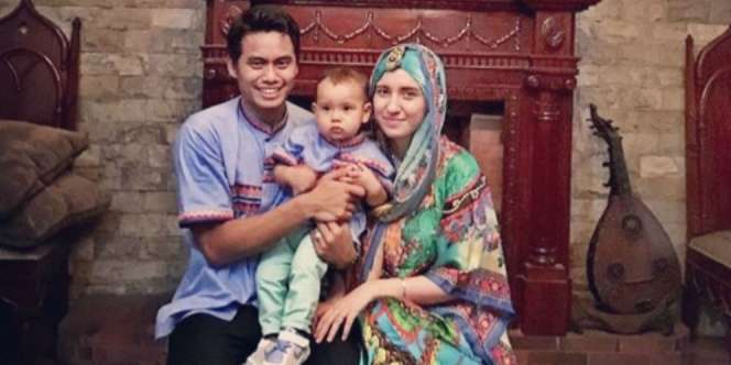Istri Tontowi Ahmad Cantik Berhijab, Netizen: Bidadari...