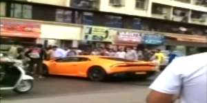 Baru 30 Menit Keluar Showroom, Lamborghini Seruduk Bajaj