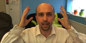 Orang Ini Bisa Sembuhkan Sakit Kepala Dalam 2 Menit