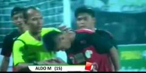 Unik, Dapat Kartu Merah Malah Cium Tangan Wasit