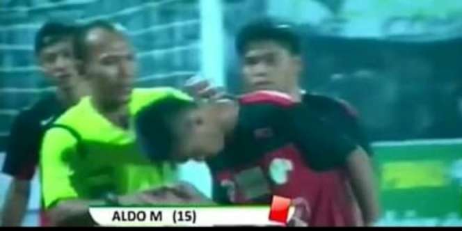 Unik, Dapat Kartu Merah Malah Cium Tangan Wasit