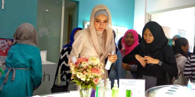 Dewi Sandra Mendadak Berjualan di Car Free Day, Ada Apa?