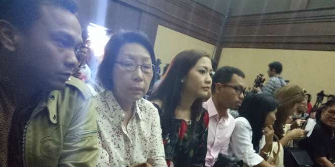 Pertama Kali, Ibunda Jessica Hadir di Sidang Kopi Bersianida