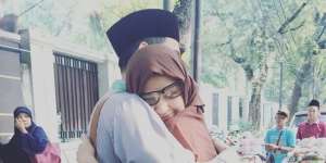 Peluk Haru Shireen Sungkar Lepas Teuku Wisnu ke Tanah Suci