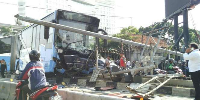 Bus TransJakarta Menabrak Pembatas Jalan