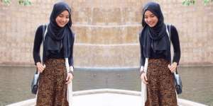 Siti Hajar Riska: Paduan Batik dan Hitam Polos