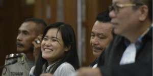 Sang Ayah Pajang Foto Mirna di Meja Hakim dan Jaksa
