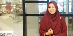 #HOTD: Tampilan Hijab Syari Merah Hati dan Hitam Alin Rizkiana