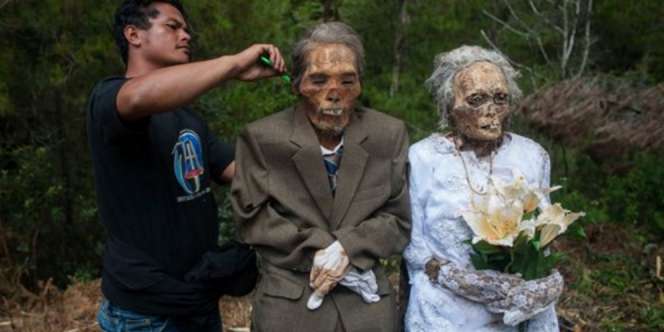 Penduduk Desa Ini Gelar Upacara `Zombie`