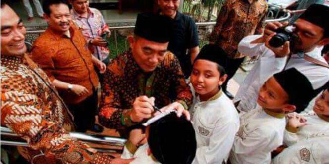 Heboh Foto Menteri Menulis di Dahi Anak, Ini Kata Kemendikbud