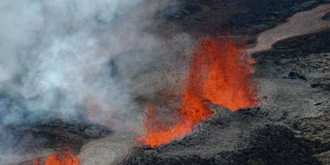 Pendaki Terkejut Gunung yang Didaki Meletus di Depan Mata