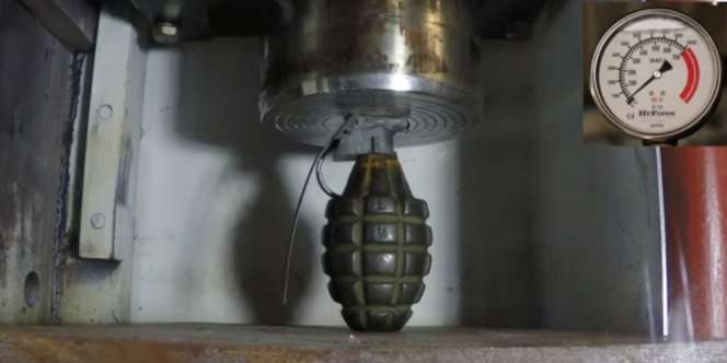 Ini Jadinya Dua Granat Ditekan dengan Mesin Press Hidrolik